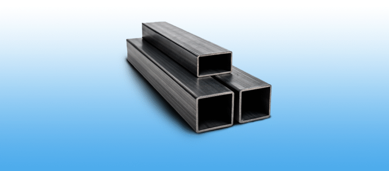 Tubos estructurales de acero rectangular apilados sobre fondo azul, utilizados en construcción metálica.