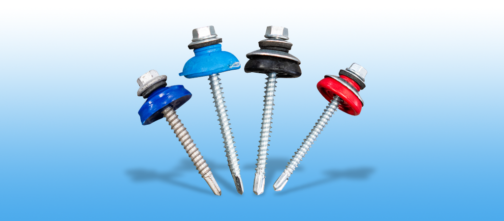 Tornillos autoperforantes con arandela de goma y cabeza hexagonal en diferentes colores.